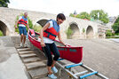 Kanufahrer mit Kanu auf der Rollenbahn an der Alten Lahnbrücke
