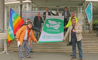 „Bürgermeister-für-den-Frieden“-Fahne am Wetzlarer Rathaus gehisst
