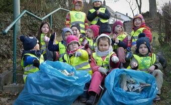 Kinder sammeln und sortieren Müll aus der Natur