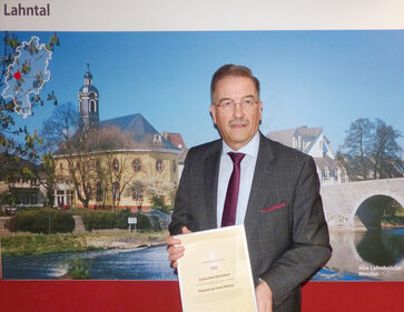Oberbürgermeister Wagner mit der Urkunde der Auszeichnung