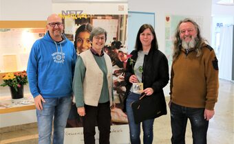 Fairtrade-Rosen am Weltfrauentag verteilt