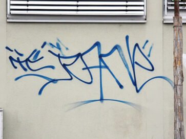 Graffiti-Schmierereien an einer Hauswand