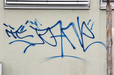 Eine Graffiti-Schmiererei an einer Hauswand