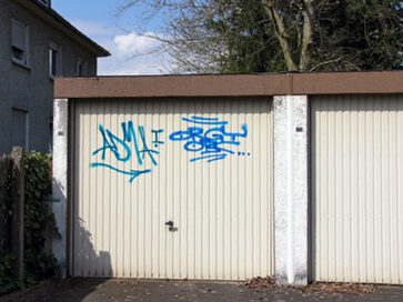 Eine Graffiti-Schmiererei an einem Garagentor
