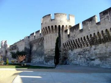 Die Stadtmauer von Avignon