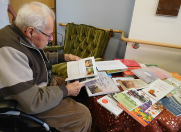 Ein älterer Mann blättert in einem Buch