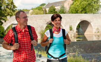 Wanderer und im Hintergrund die alte Lahnbrücke