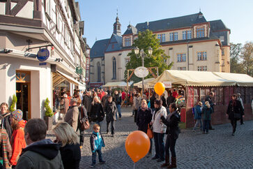 Markttreiben am Schillerplatz