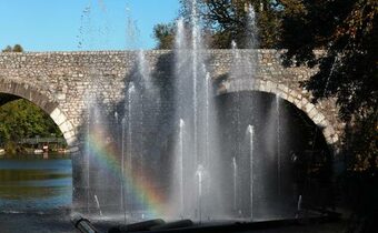 Wasserorgel mit Regenbogen