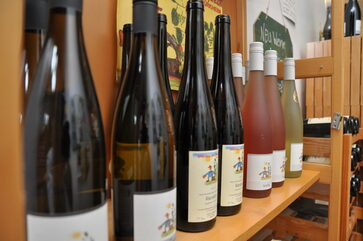 Angebot im Bistro: Die Weine vom Lebenshilfe-Weingut in Bad Dürkheim.
