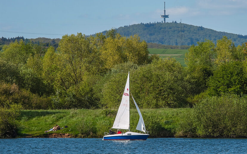 Dutenhofener See mit Blick auf den Dünsberg.