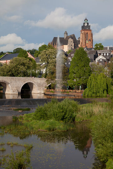 Blick auf die Wasserorgel mit alter Lahnbrücke und Dom im Hintergrund