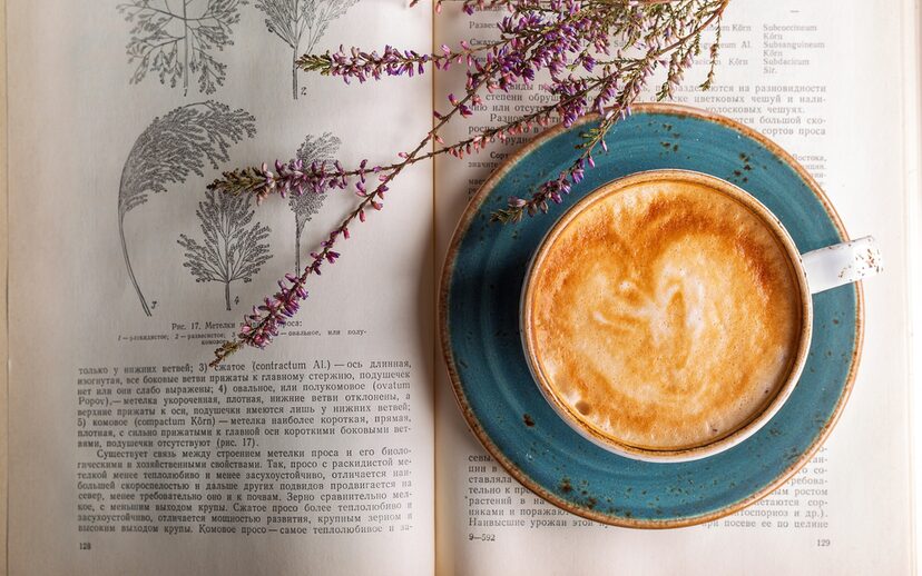 Tasse Kaffee auf einem Buch